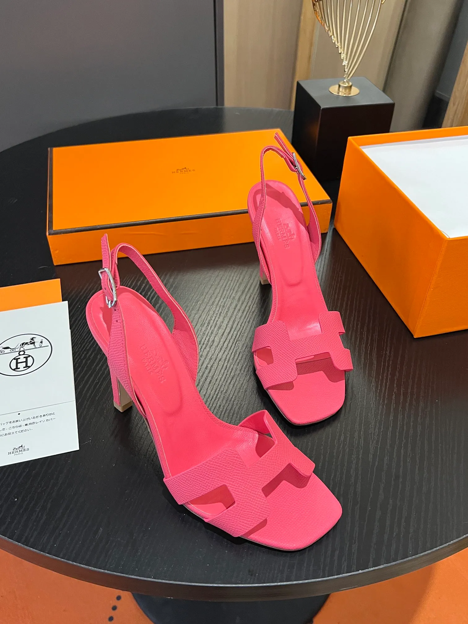 👟👟Ex-factory price 600👟👟Hermès 2023 high-heeled temperament sandals original customization! Counter synchronization! Hermès high heels have always been simple, fashionable and elegant! ! ! It can hold any style of wear, the height of 10.5cm is easy to control, and the feet feel comfortable and pressure-free! The classic and elegant style brings a sense of luxury to your feet! Highly recommended Material: Upper imported calfskin + mixed sheepskin lining Outsole: Italian genuine leather sole Size: 34-42 (34.41.42 customization is non-returnable and non-exchangeable)